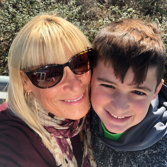 Meet your Posher, Yvonne- POSH AMBASSADOR 💜 - Picture 6 of 8